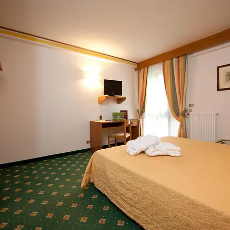 Centro Pineta Family Hotel & Wellness Pinzolo Exterior photo